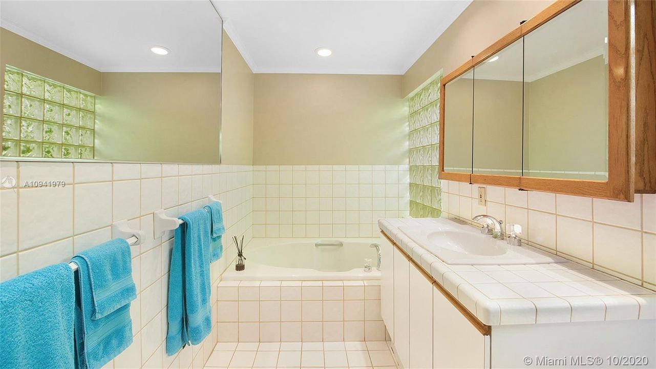 Недавно продано: $899,000 (3 спален, 2 ванн, 1842 Квадратных фут)
