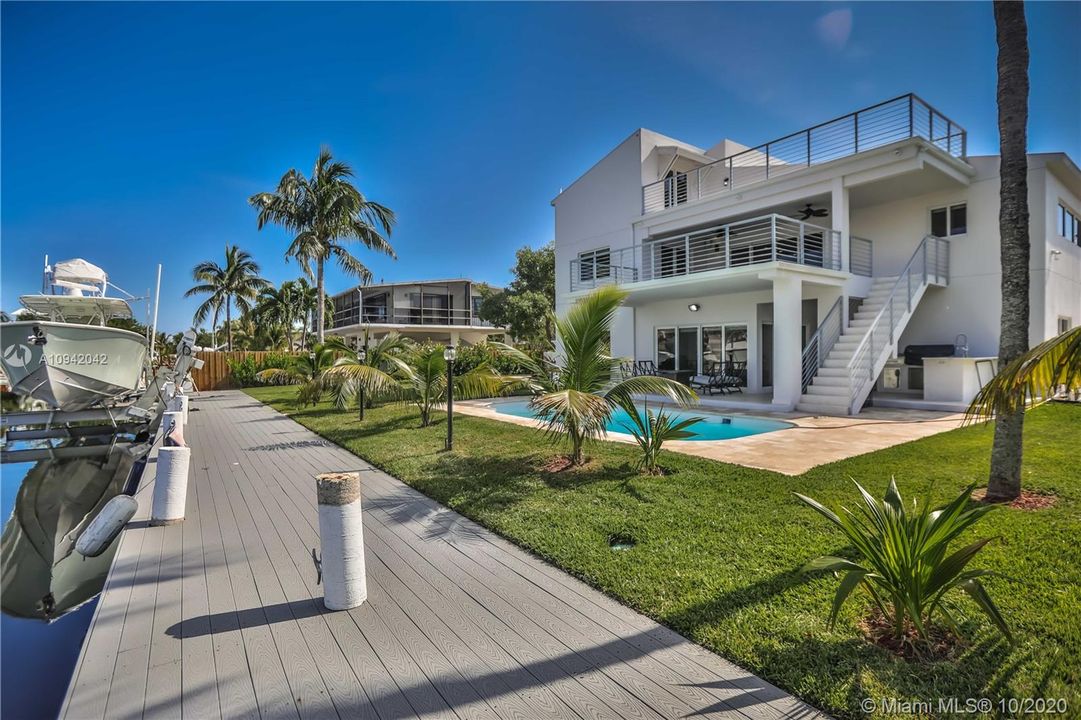 Recently Sold: $1,900,000 (4 beds, 3 baths, 3277 Square Feet)
