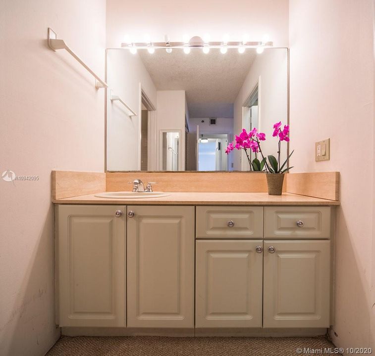 Recently Sold: $585,000 (2 beds, 2 baths, 1435 Square Feet)