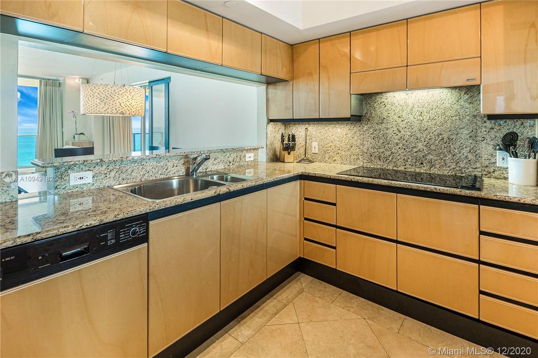 Недавно продано: $2,475,000 (3 спален, 3 ванн, 1810 Квадратных фут)