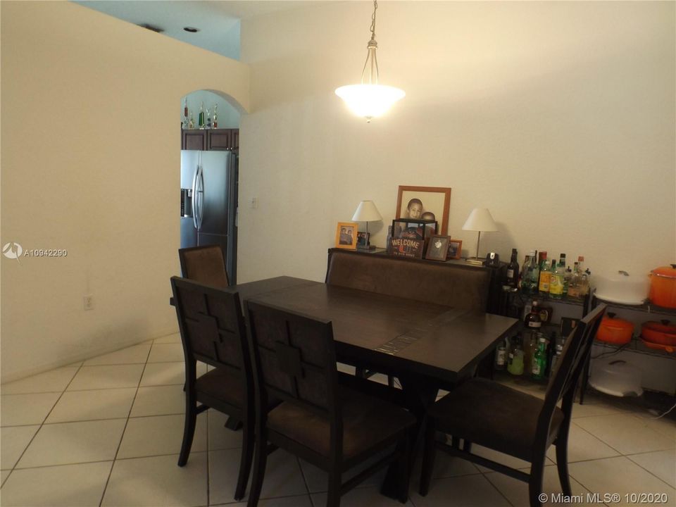 Vendido Recientemente: $390,000 (3 camas, 2 baños, 1809 Pies cuadrados)