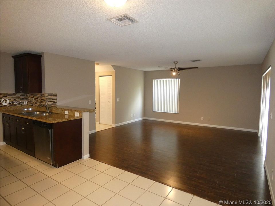 Vendido Recientemente: $354,995 (3 camas, 2 baños, 0 Pies cuadrados)