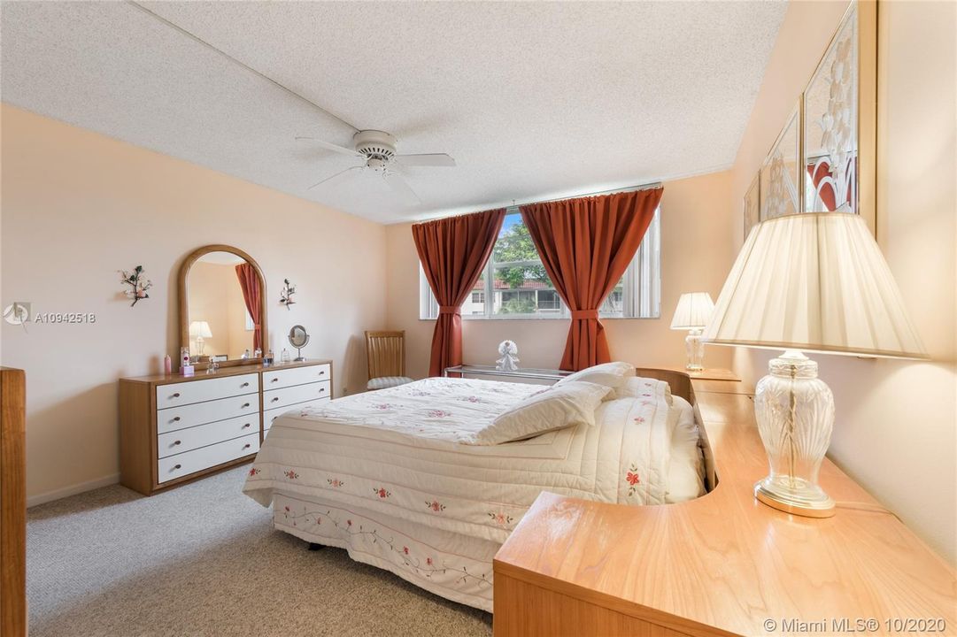 Недавно продано: $99,900 (2 спален, 2 ванн, 1170 Квадратных фут)