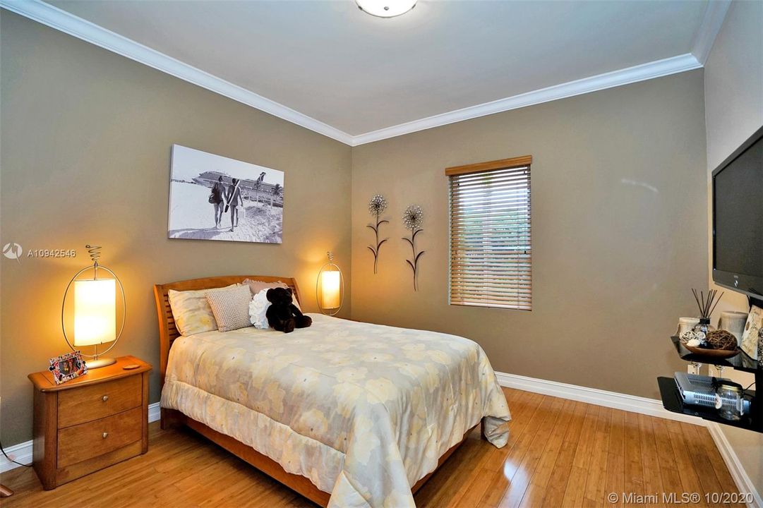Bedroom #4 - Jack-n-Jill bathroom