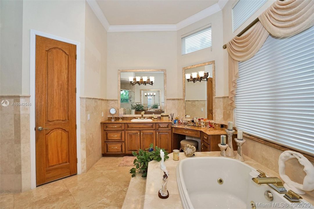 Vendido Recientemente: $1,695,000 (6 camas, 6 baños, 4473 Pies cuadrados)