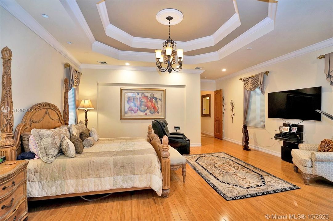 Principal suite; all bedrooms have nicely finished wood floors