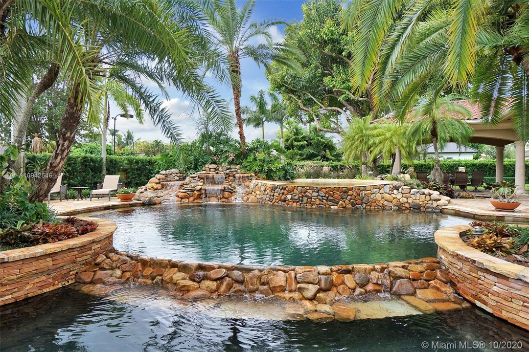 Vendido Recientemente: $1,695,000 (6 camas, 6 baños, 4473 Pies cuadrados)