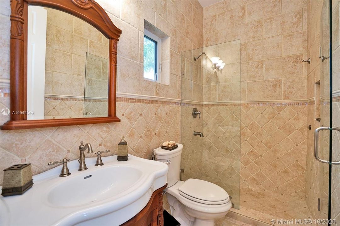 Guest house full bath