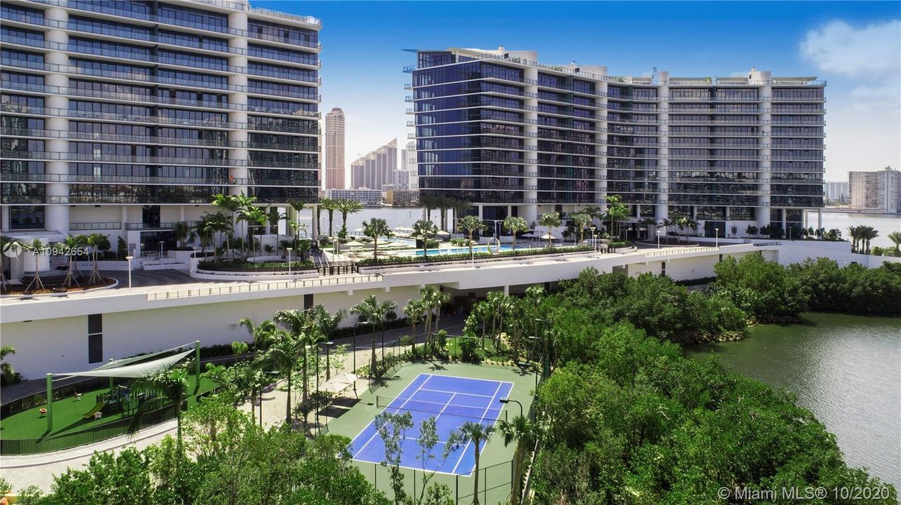 最近售出: $3,699,900 (4 贝兹, 5 浴室, 3120 平方英尺)