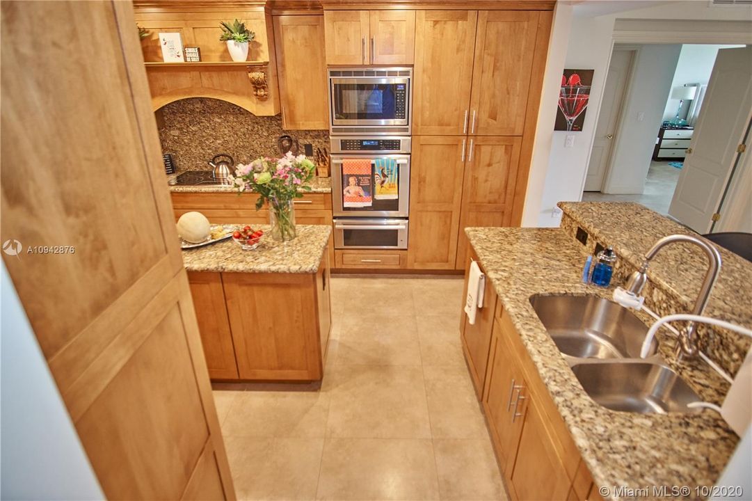 Recently Sold: $960,000 (2 beds, 2 baths, 2251 Square Feet)