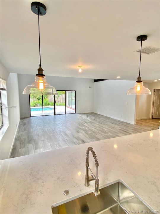 Vendido Recientemente: $514,999 (3 camas, 2 baños, 1941 Pies cuadrados)