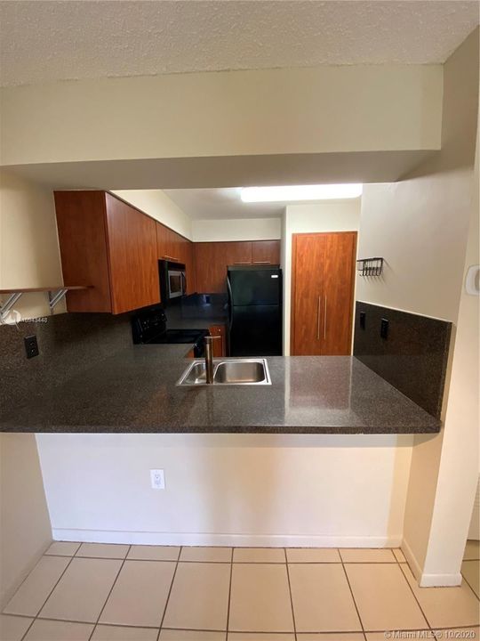 Kitchen w counter/stool area