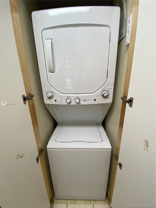 Stackable washer/dryer