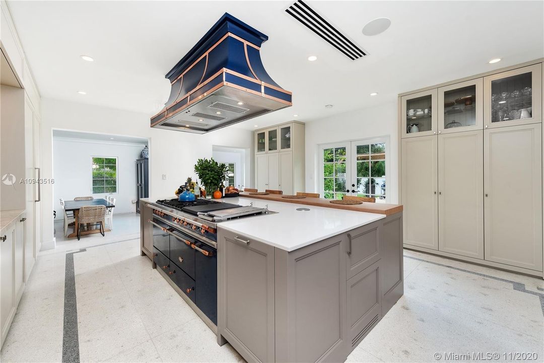 Recently Sold: $2,898,000 (5 beds, 5 baths, 4397 Square Feet)