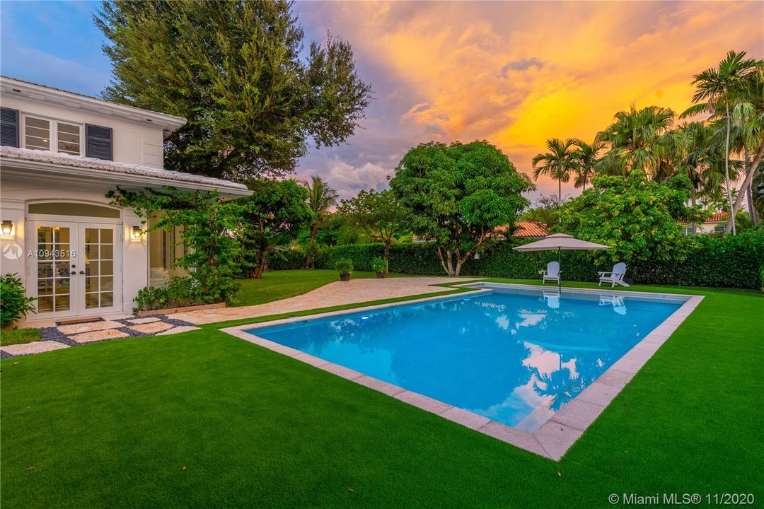 Recently Sold: $2,898,000 (5 beds, 5 baths, 4397 Square Feet)