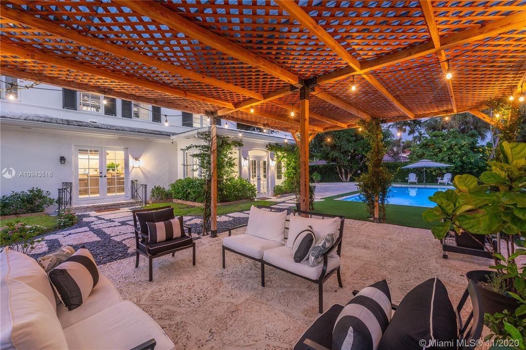 Recently Sold: $2,898,000 (5 beds, 5 baths, 4397 Square Feet)