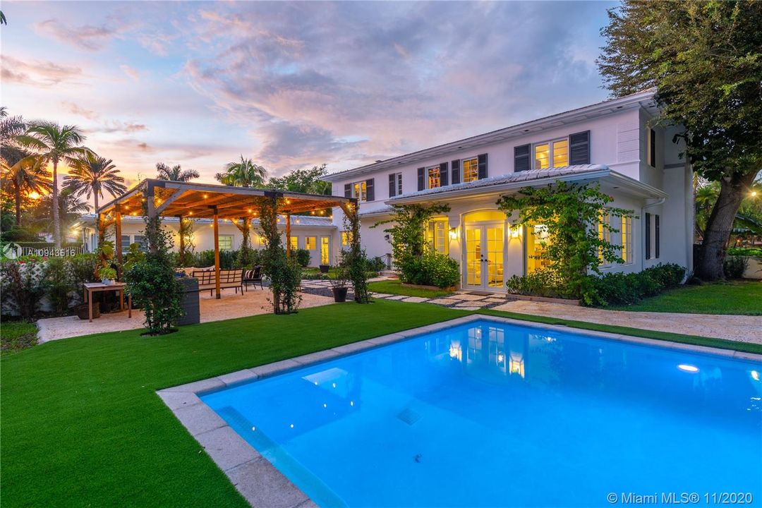 Recently Sold: $2,898,000 (5 beds, 5 baths, 4397 Square Feet)
