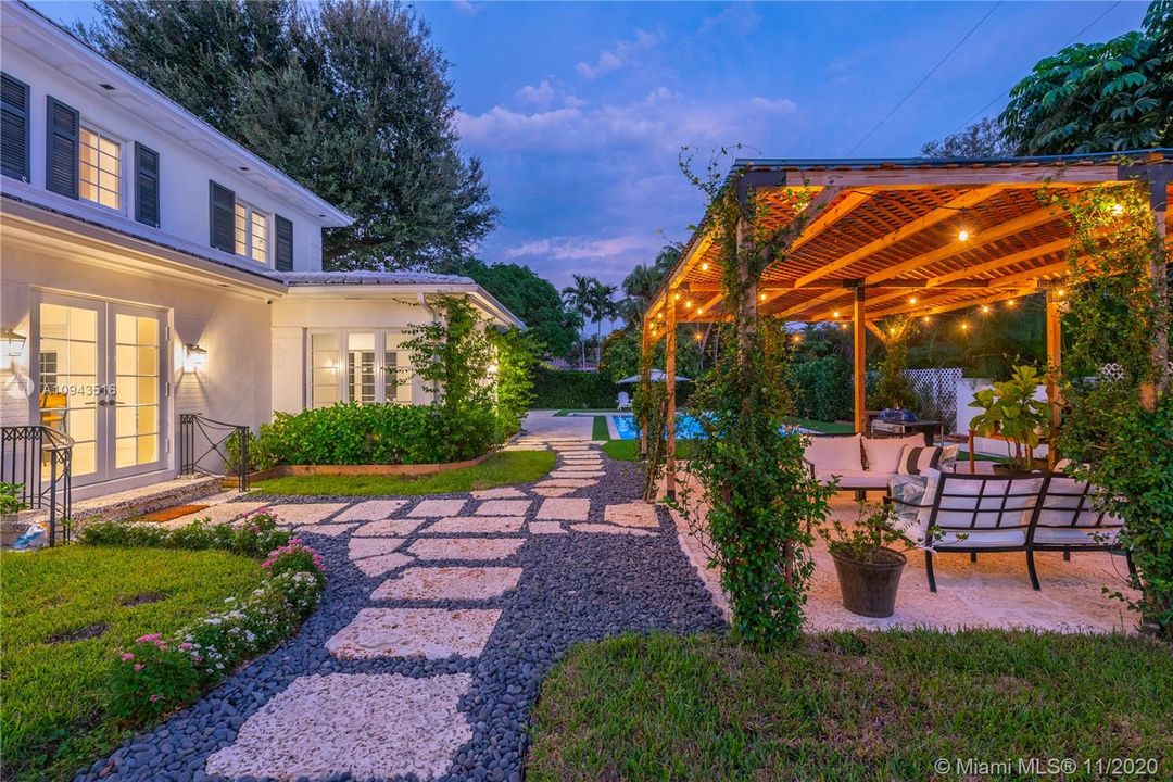 Recently Sold: $2,898,000 (5 beds, 5 baths, 4397 Square Feet)