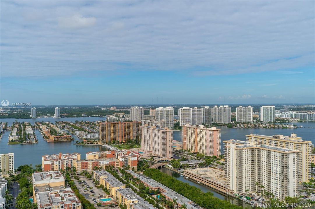 最近售出: $2,695,000 (4 贝兹, 4 浴室, 2485 平方英尺)