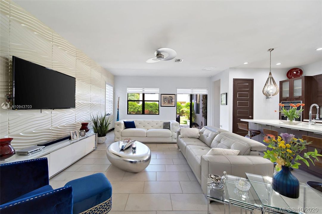 Vendido Recientemente: $475,000 (3 camas, 2 baños, 1977 Pies cuadrados)