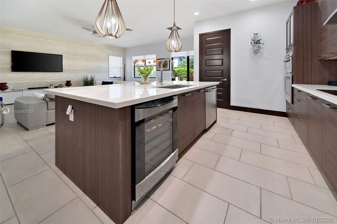 Vendido Recientemente: $475,000 (3 camas, 2 baños, 1977 Pies cuadrados)