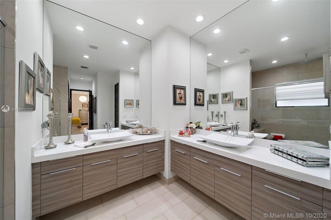 Vendido Recientemente: $475,000 (3 camas, 2 baños, 1977 Pies cuadrados)