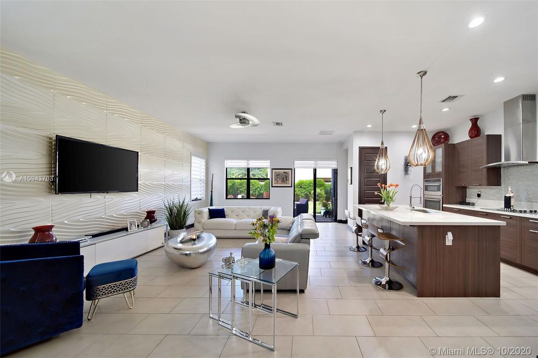 Vendido Recientemente: $475,000 (3 camas, 2 baños, 1977 Pies cuadrados)