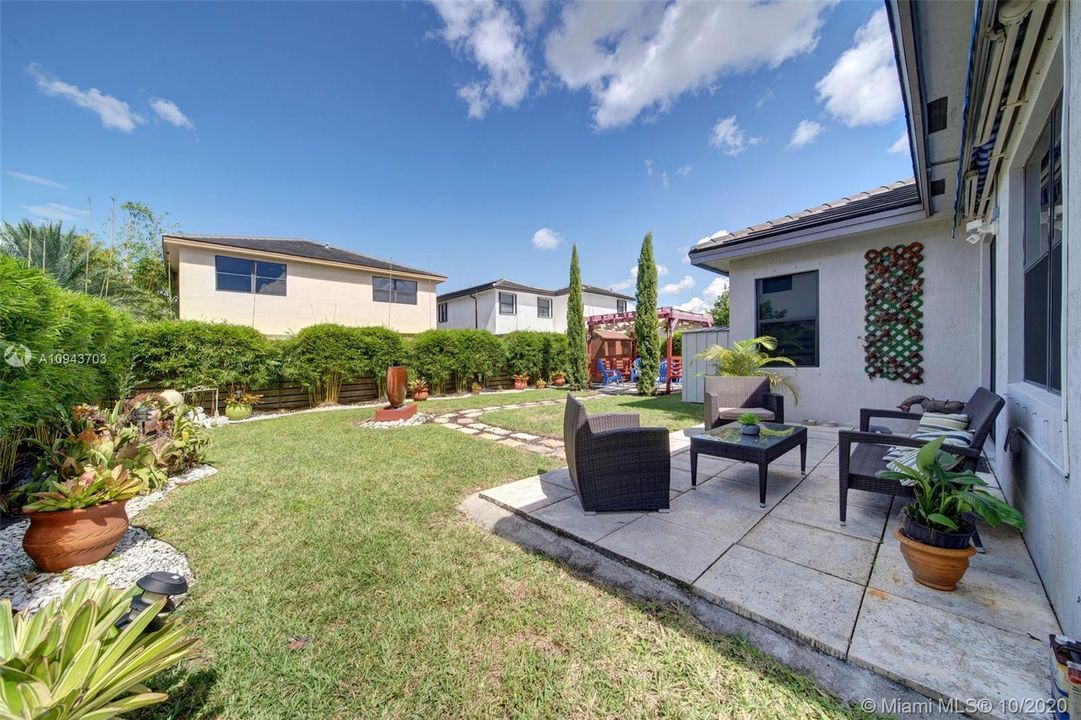 Vendido Recientemente: $475,000 (3 camas, 2 baños, 1977 Pies cuadrados)