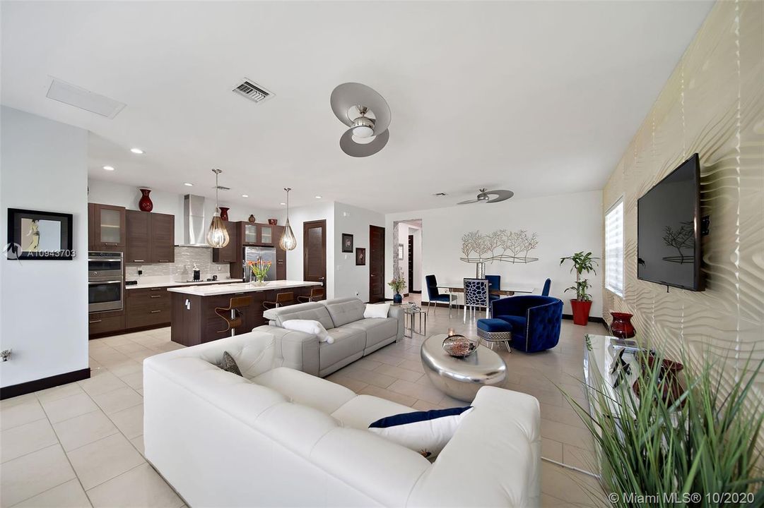 Vendido Recientemente: $475,000 (3 camas, 2 baños, 1977 Pies cuadrados)