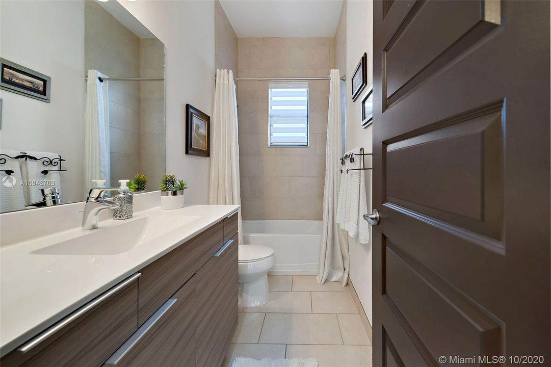 Vendido Recientemente: $475,000 (3 camas, 2 baños, 1977 Pies cuadrados)