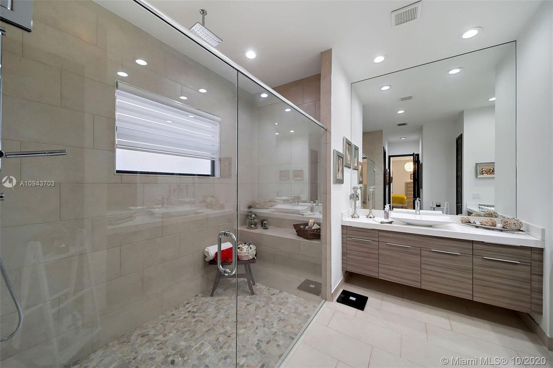 Vendido Recientemente: $475,000 (3 camas, 2 baños, 1977 Pies cuadrados)