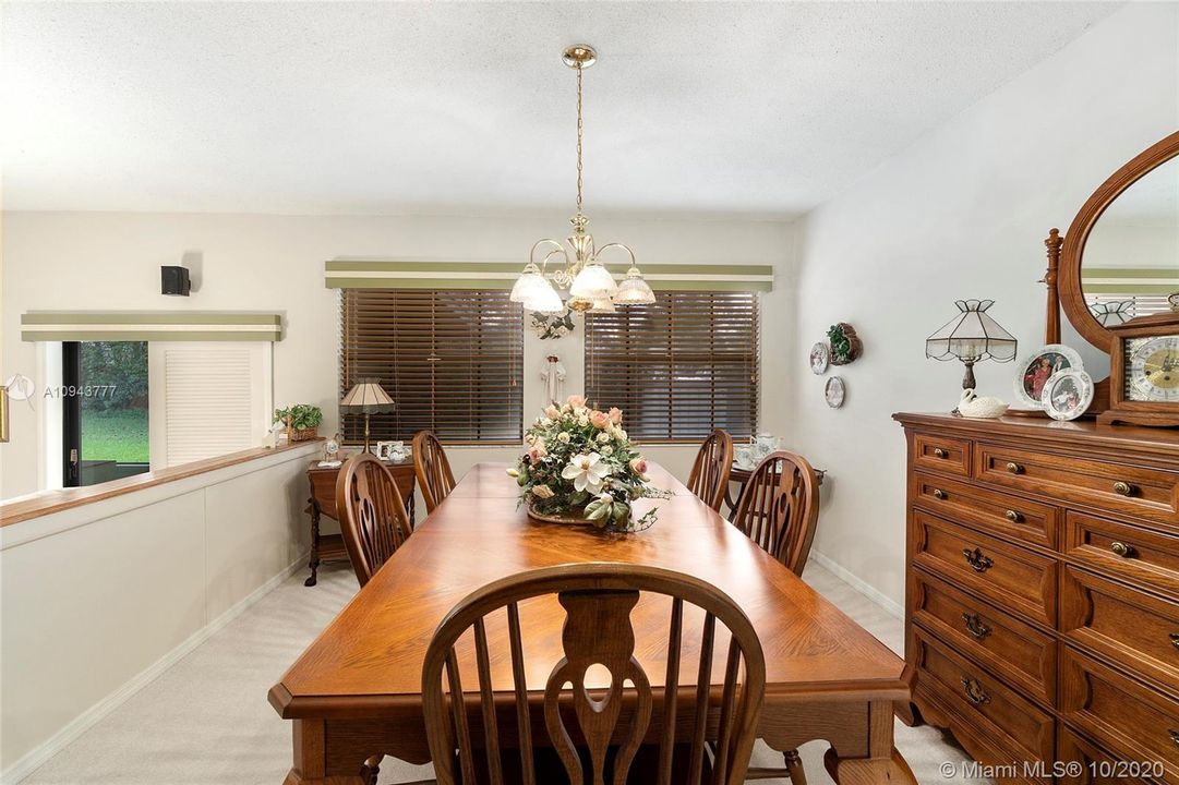 Vendido Recientemente: $270,000 (3 camas, 2 baños, 2256 Pies cuadrados)