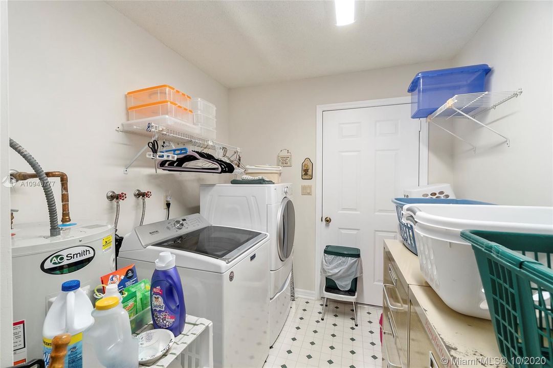 Vendido Recientemente: $270,000 (3 camas, 2 baños, 2256 Pies cuadrados)