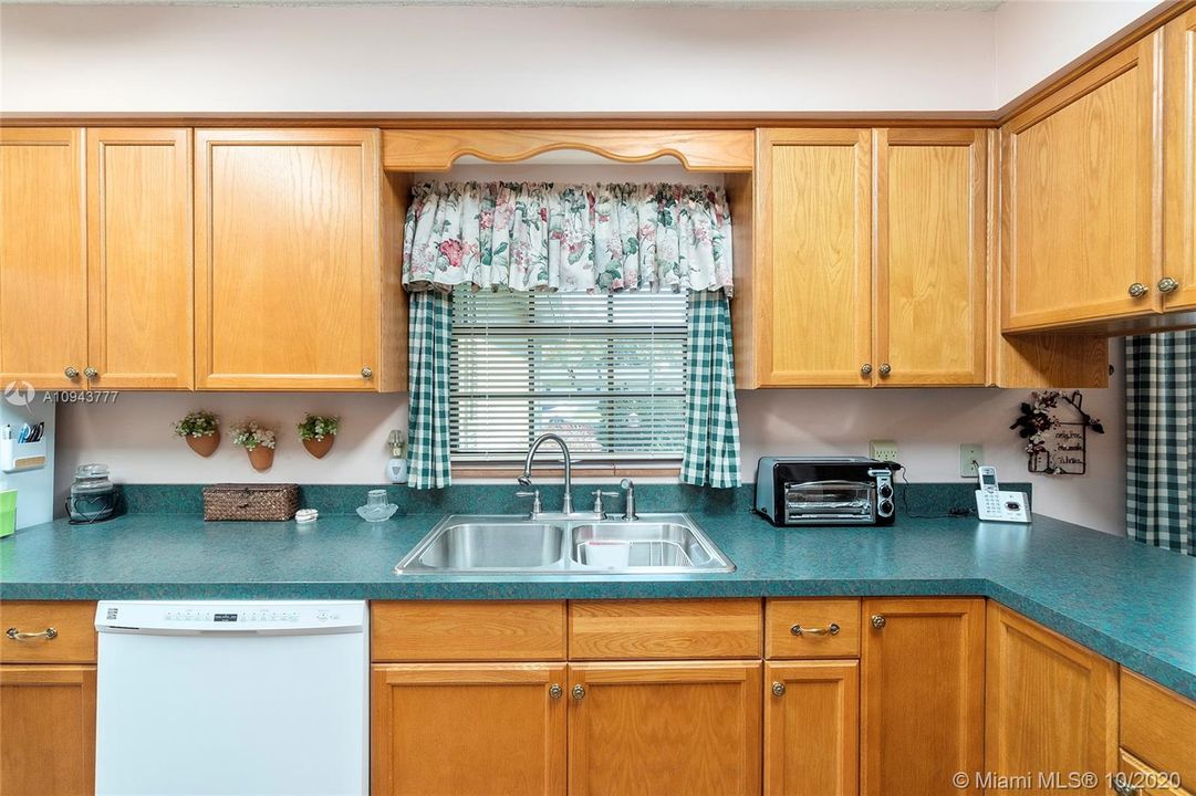 Vendido Recientemente: $270,000 (3 camas, 2 baños, 2256 Pies cuadrados)