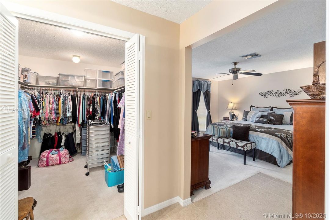 Vendido Recientemente: $270,000 (3 camas, 2 baños, 2256 Pies cuadrados)