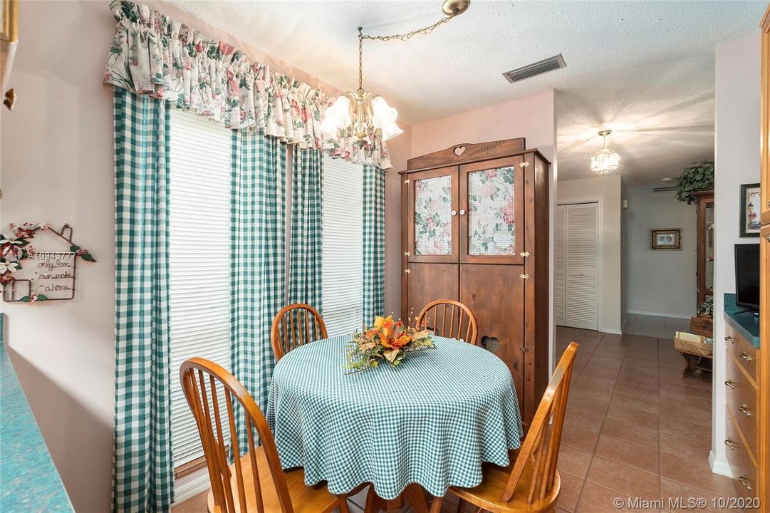 Vendido Recientemente: $270,000 (3 camas, 2 baños, 2256 Pies cuadrados)