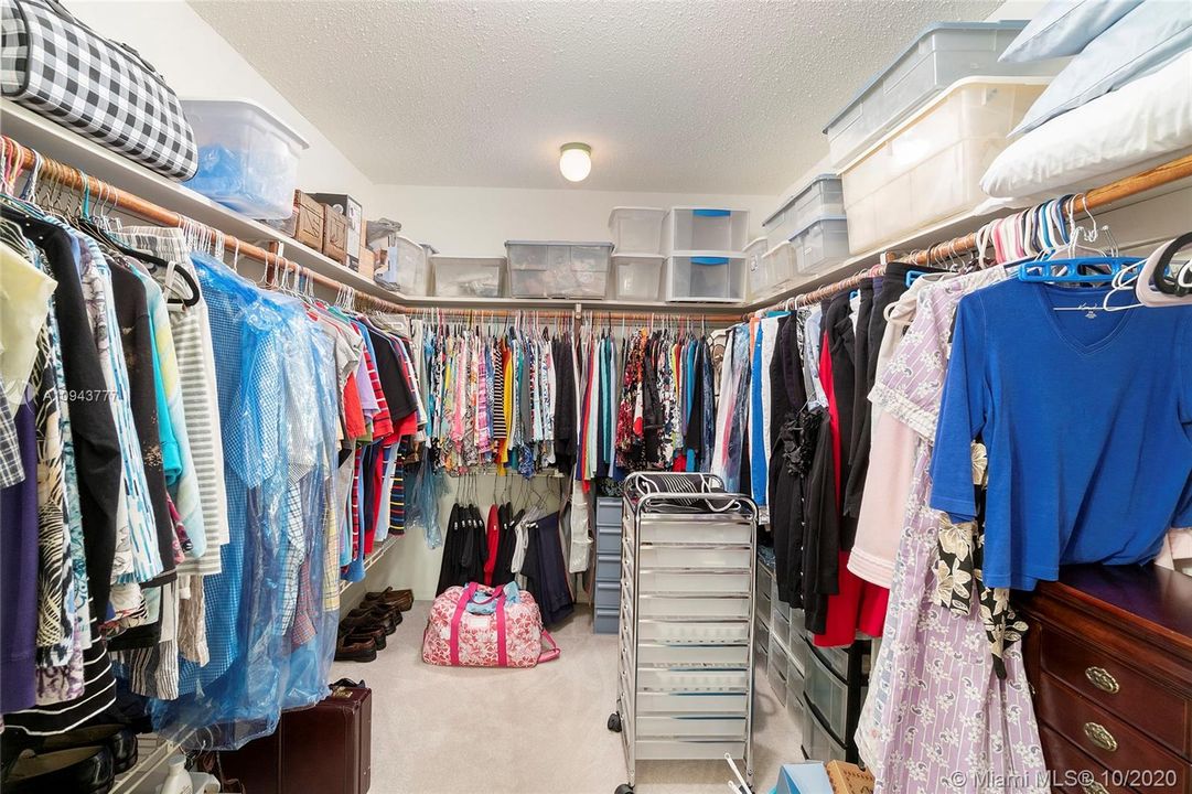 Vendido Recientemente: $270,000 (3 camas, 2 baños, 2256 Pies cuadrados)