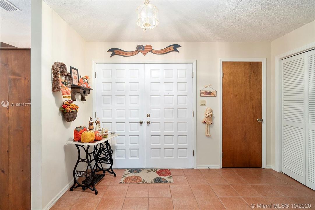 Vendido Recientemente: $270,000 (3 camas, 2 baños, 2256 Pies cuadrados)