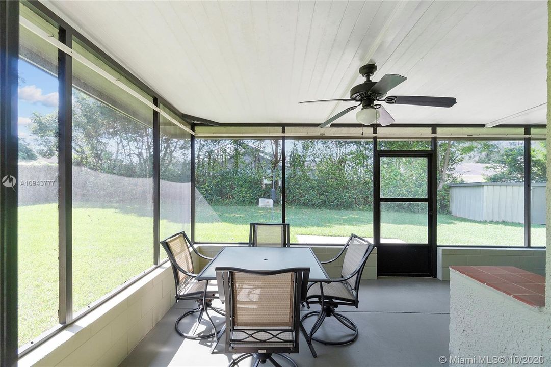 Vendido Recientemente: $270,000 (3 camas, 2 baños, 2256 Pies cuadrados)