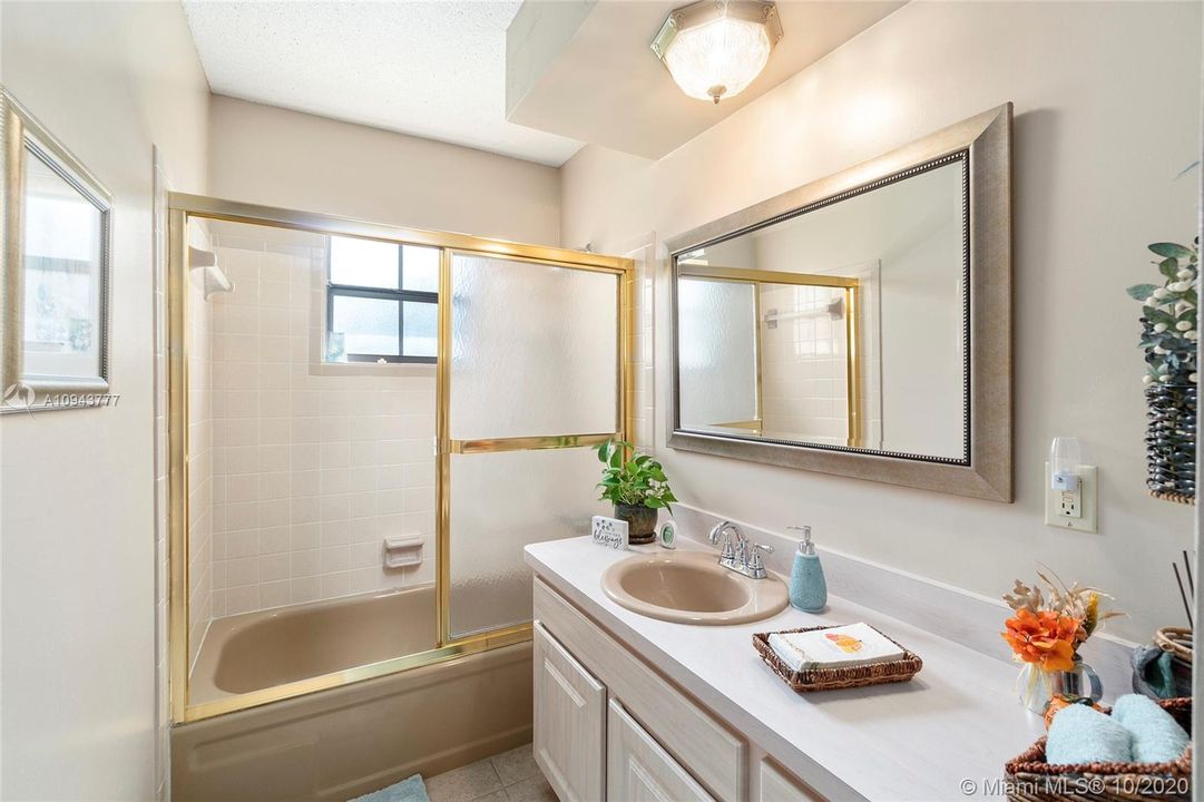 Vendido Recientemente: $270,000 (3 camas, 2 baños, 2256 Pies cuadrados)