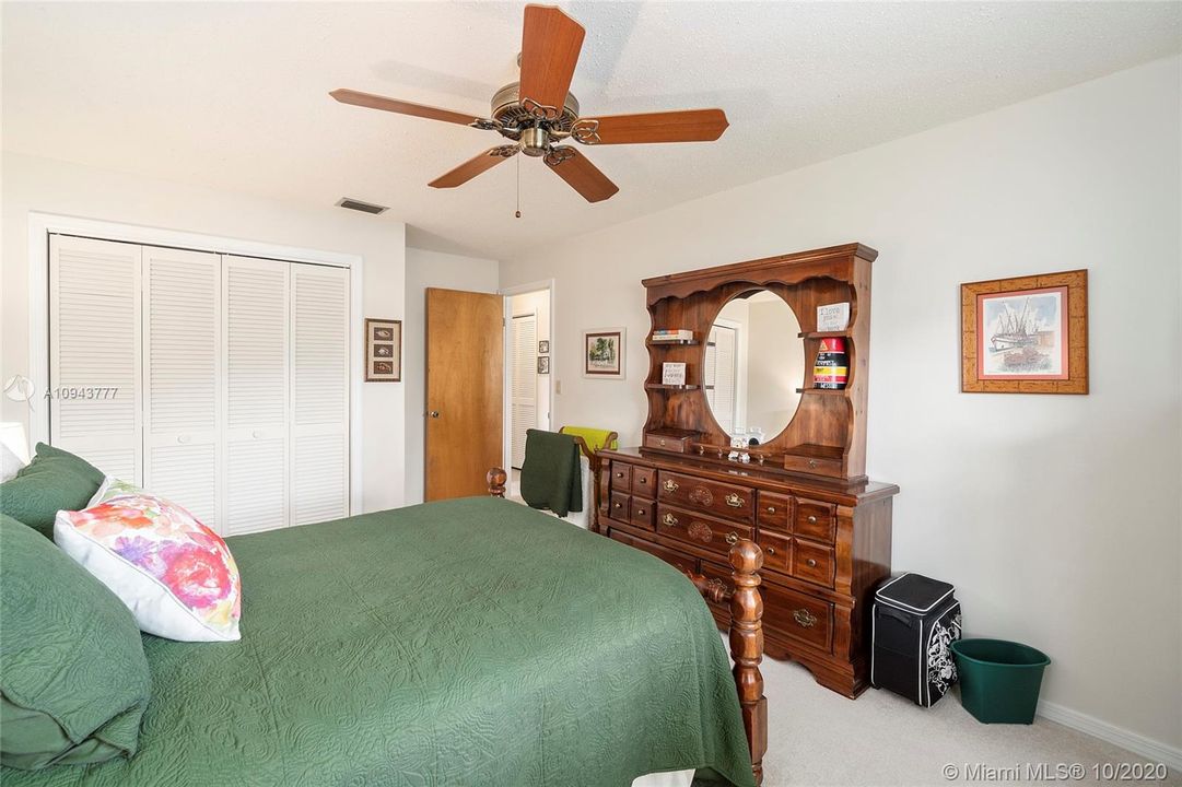 Vendido Recientemente: $270,000 (3 camas, 2 baños, 2256 Pies cuadrados)
