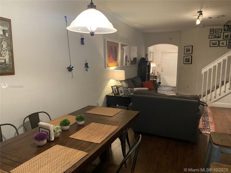 Recently Sold: $310,000 (3 beds, 3 baths, 1462 Square Feet)