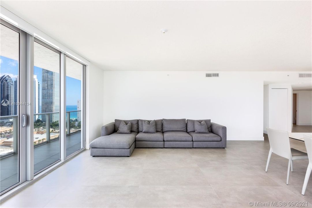 Recently Sold: $1,360,000 (3 beds, 3 baths, 1892 Square Feet)