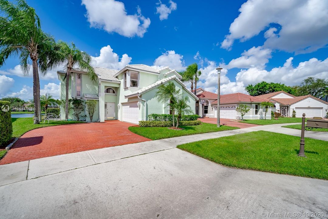 Recently Sold: $420,000 (3 beds, 2 baths, 2029 Square Feet)