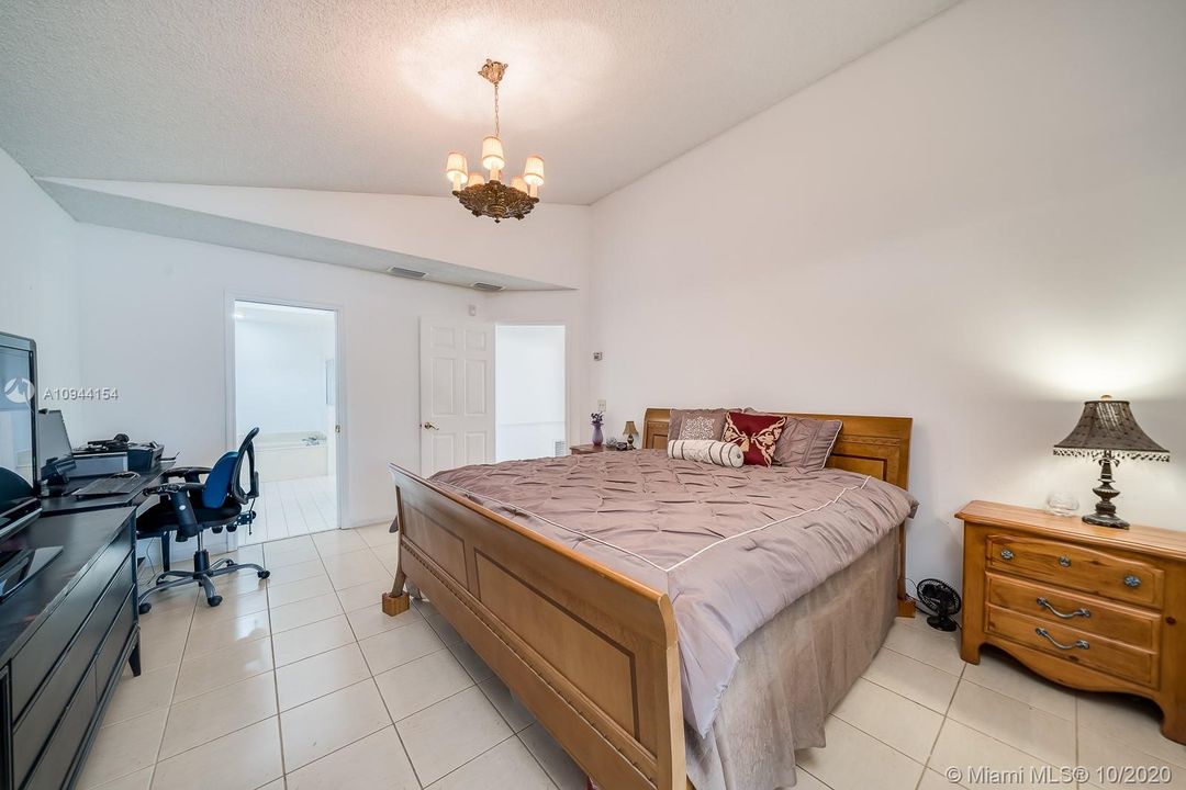 Recently Sold: $420,000 (3 beds, 2 baths, 2029 Square Feet)