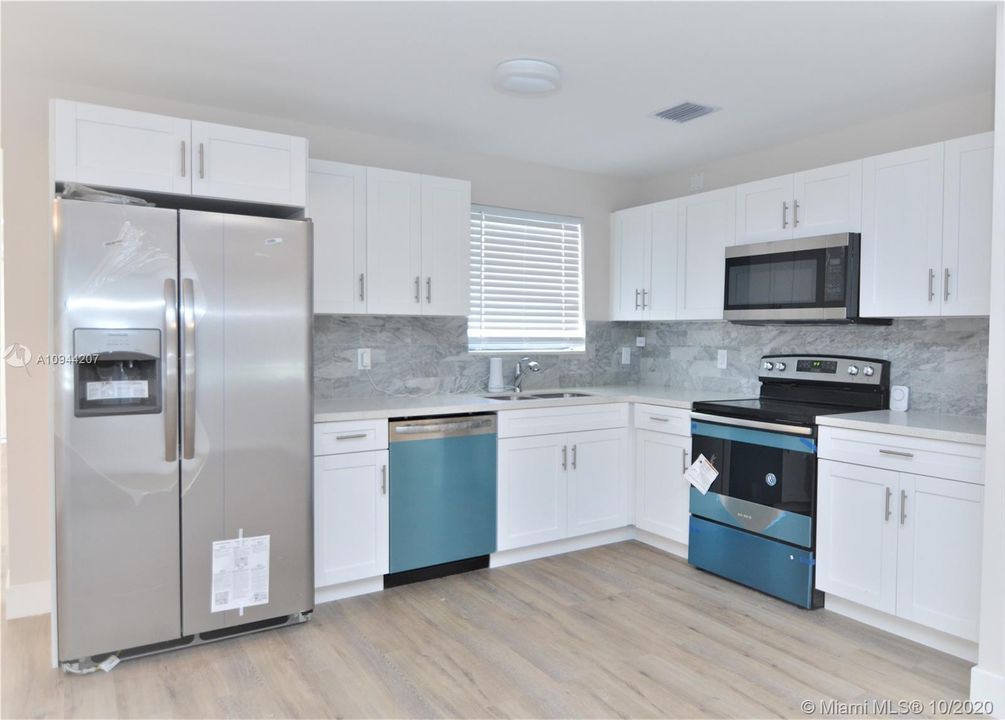 Vendido Recientemente: $369,900 (4 camas, 2 baños, 1740 Pies cuadrados)