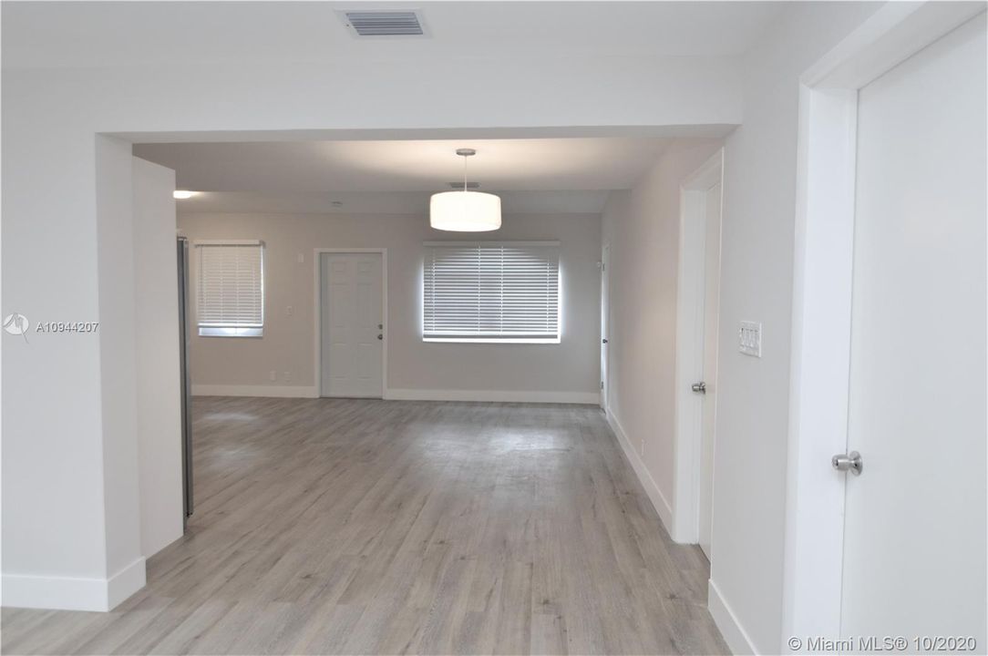 Vendido Recientemente: $369,900 (4 camas, 2 baños, 1740 Pies cuadrados)