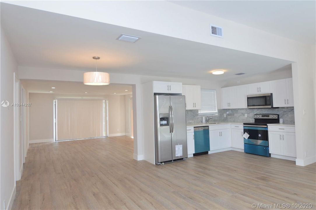Vendido Recientemente: $369,900 (4 camas, 2 baños, 1740 Pies cuadrados)