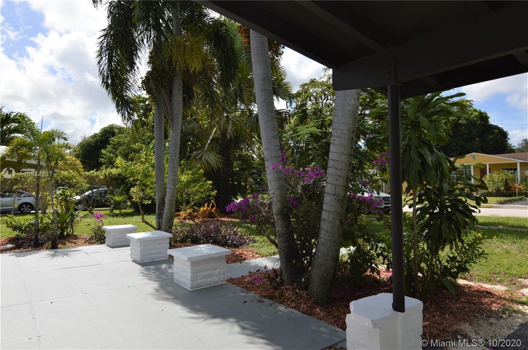 Vendido Recientemente: $369,900 (4 camas, 2 baños, 1740 Pies cuadrados)