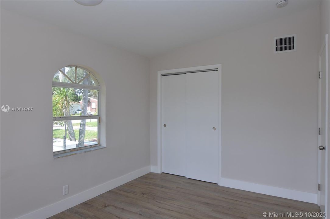 Vendido Recientemente: $369,900 (4 camas, 2 baños, 1740 Pies cuadrados)